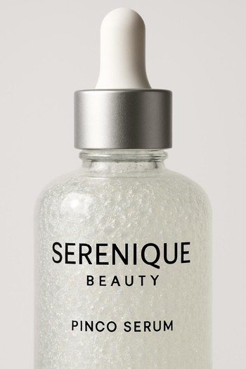 Serenique Beauty pinco serum xəttinin şüşələrinə yaxın rakurs