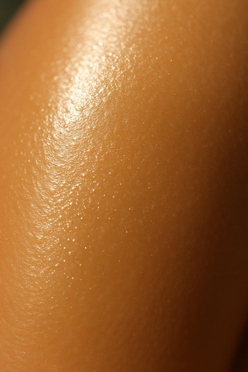 Serenique Beauty botanika bədən yağının dəridə yaratdığı parıltı