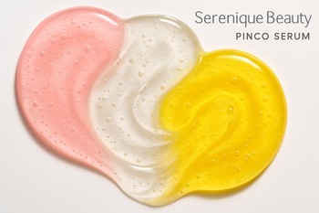 Serenique Beauty pinco serumlarının şəffaf damcı teksturası